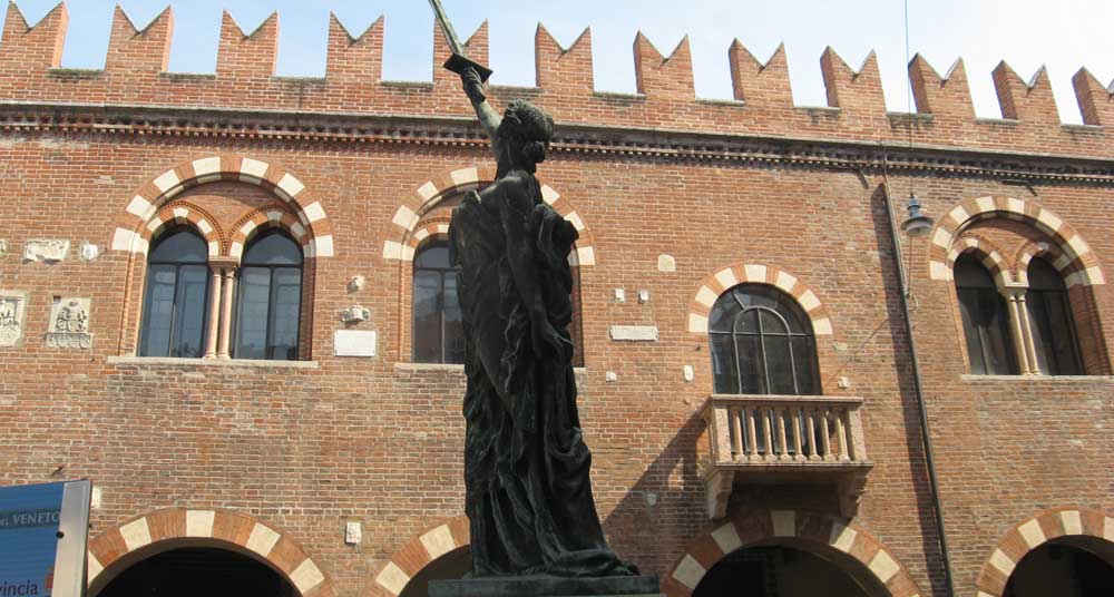 Domus Mercatorum