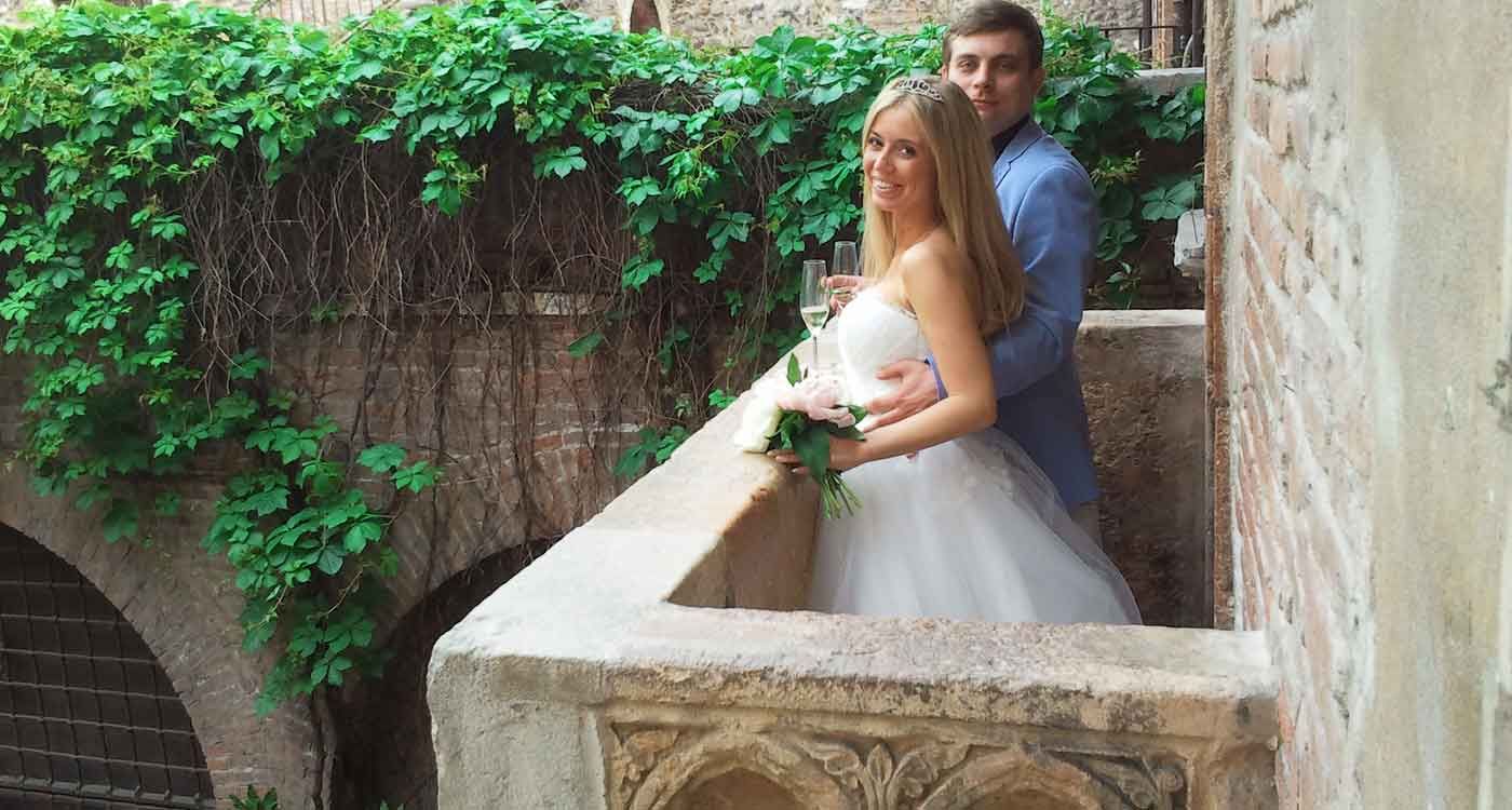 Sposi sul balcone di Giulietta a Verona